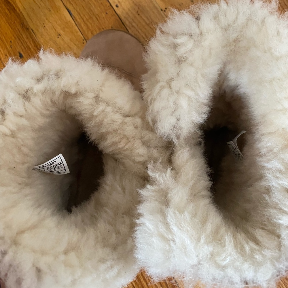 Women’s Bailey button Ugg’s